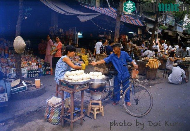 Khu chợ Cũ với quầy bánh mì quen thuộc, 1989.