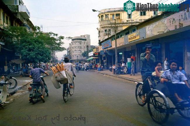 Người bán bánh mì dạo đạp xe trên đường Hồ Tùng Mậu, 1989.