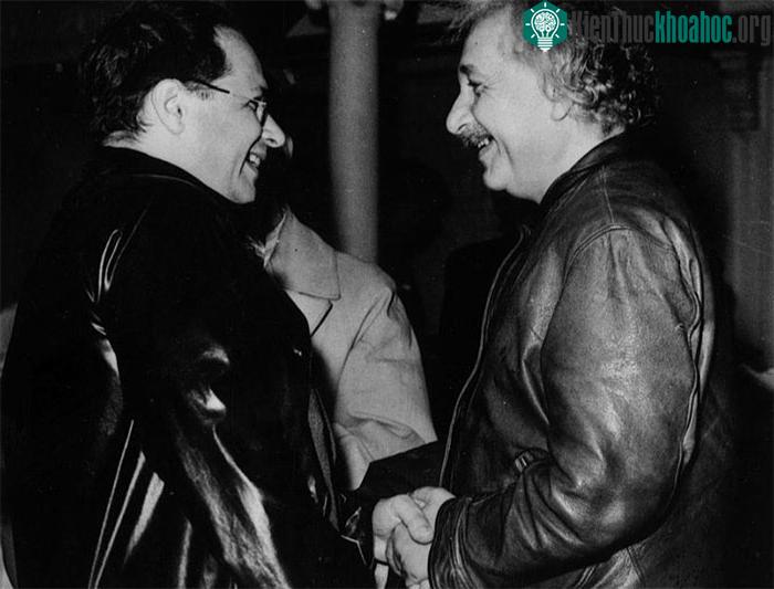 Albert Einstein chúc mừng con trai trong một chuyến viếng thăm thành phố New York, Mỹ. (Ảnh: Getty).