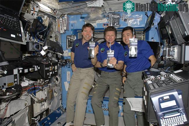 Nước tiểu còn có thể tái chế thành nước uống cho phi hành gia trên không gian. (Ảnh: NASA).