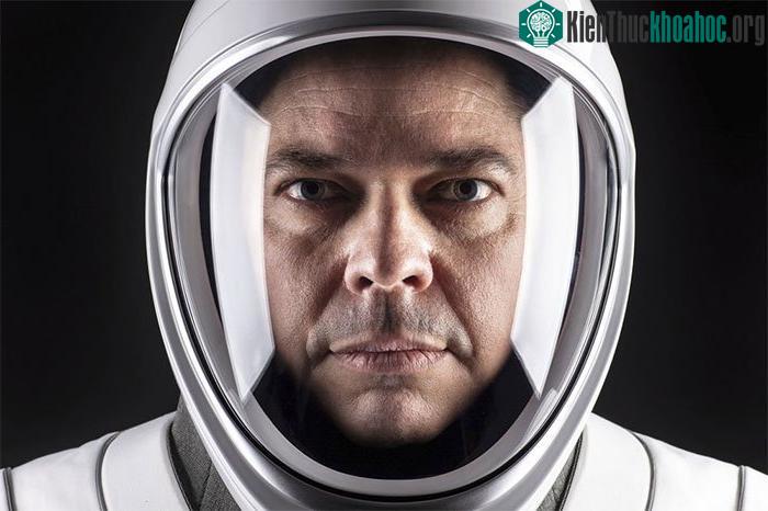 Phi hành gia Bob Behnken của NASA chụp cùng bộ quần áo vũ trịụ do SpaceX thiết kế