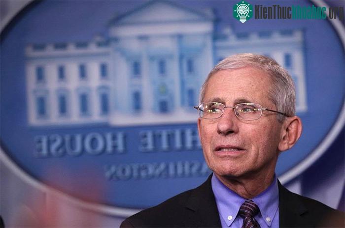 Tiến sĩ Anthony S. Fauci, giám đốc Viện Dị ứng và Bệnh truyền nhiễm Mỹ đứng ở trung tâm sự chú ý khi cả thế giới đang săn lùng một giải pháp cho căn bệnh COVID-19 giết chết ít nhất 338.000 người tr...