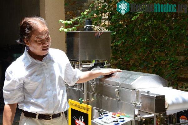 PGS.TS Trần Doãn Sơn&nbsp;giới thiệu chiếc máy làm bánh phở tự động siêu tốc.