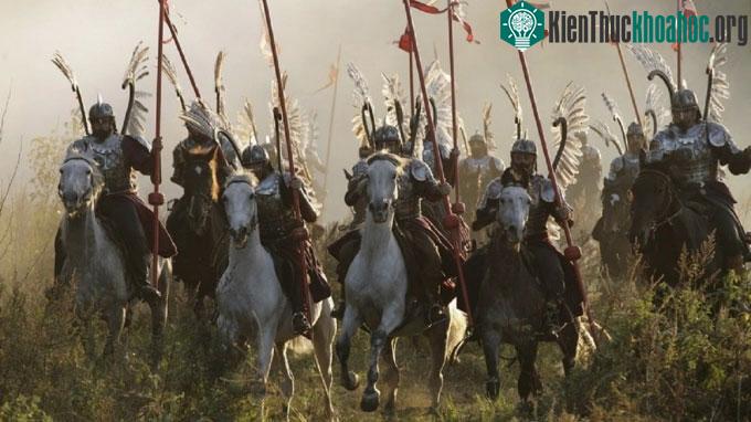 Hình ảnh về "Kỵ binh bay" Hussars được tái hiện lại trong thời hiện đại.