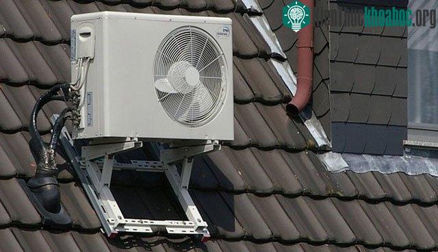 Nên đặt cục nóng tại nơi thoáng mát, tránh không gian chật hẹp, sát mái tôn, mặt trời chiếu trực tiếp.