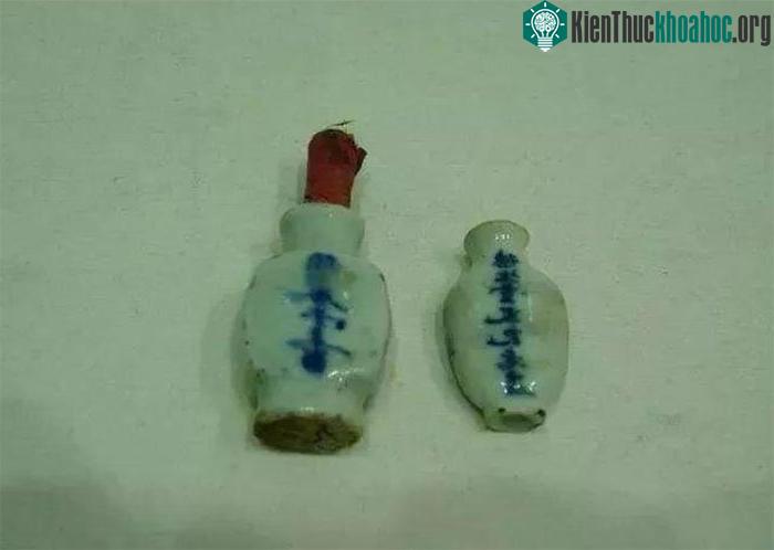 Các chuyên gia mở chiếc hộp vàng và tìm thấy một chai bằng sứ nhỏ ở trong với chiếc nút vải.