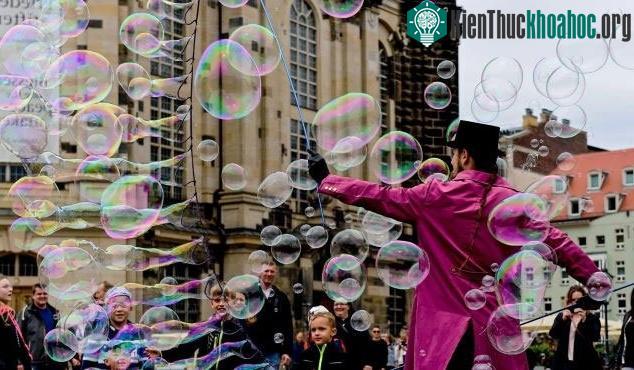 Một nghệ sĩ đường phố tạo ra bong bóng xà phòng khổng lồ ở Dresden, Đức.