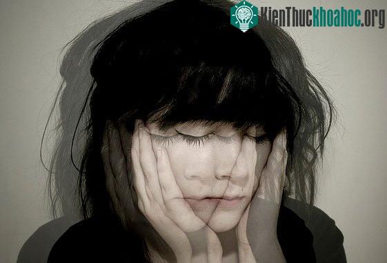 Một trong những biểu hiện của người nhiễm độc tố botulinum H là song thị (mắt nhìn 1 thành 2).