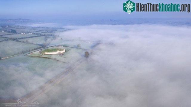 Lăng mộ Newgrange hình tròn trong một buổi sáng sương mù ở thung lũng Boyne, Ireland.