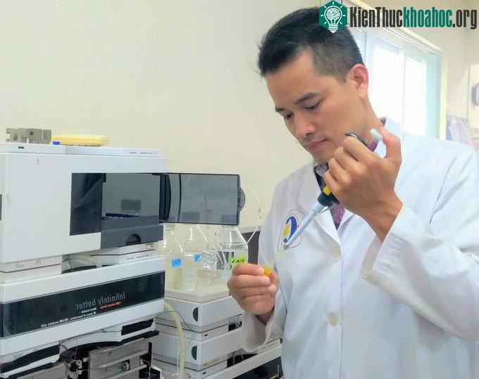 TS Hùng đang thực hiện công đoạn tách chiết hợp chất trong phòng thí nghiệm