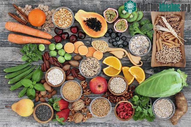 Không ăn đủ chất xơ và nạp đủ chất lỏng trong chế độ ăn uống
