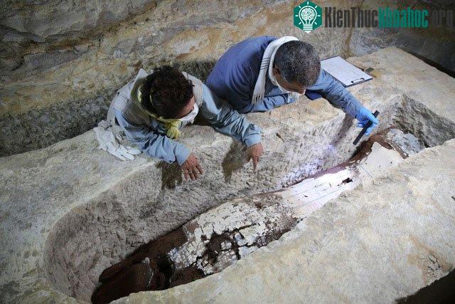 Các chuyên gia tìm hiểu chiếc quan tài của một phụ nữ quyền thế.