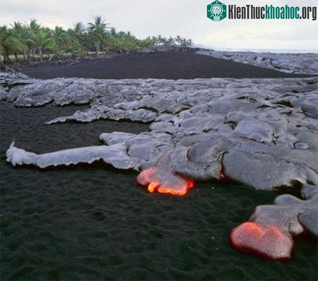 Dung nham trên bãi biển Hawaii