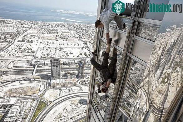 Một cảnh phim Tom Cruise treo mình bên ngoài tháp Burj Khalifa trong Chiến dịch bóng ma