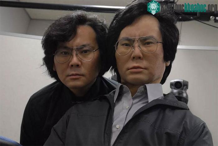 Đạo diễn Ishiguro và bản sao robot của mình. (Ảnh: Cnet).