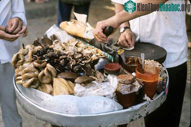 Cận cảnh các "sơn hào hải vị" trên một sạp bánh mì phá lấu ở Sài Gòn trước 1975.