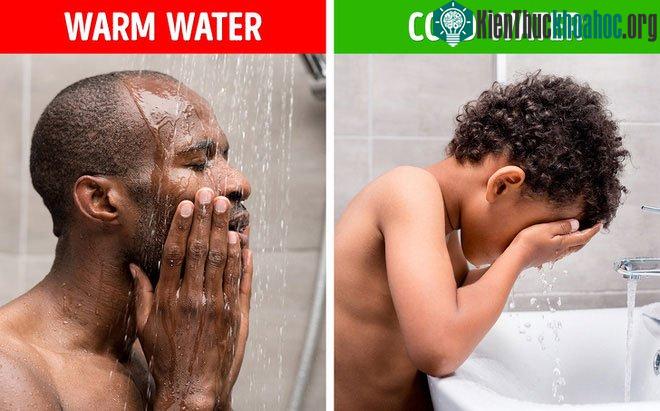 Rửa mặt bằng nước lạnh hoặc nước quá nóng