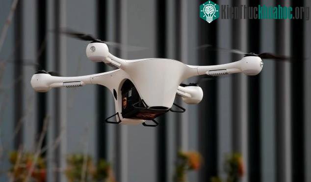 Súng bắn bong bóng xà phòng chứa phấn hoa được gắn vào drone.