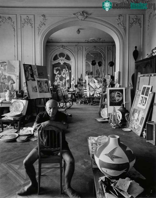 Nơi làm việc của Picasso luôn la liệt rác giấy.
