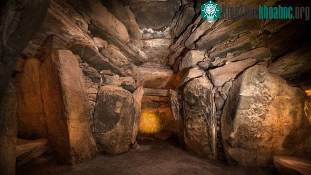 Bên trong lăng mộ Newgrange.