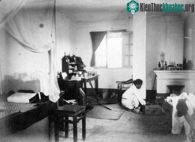 Phòng của tác giả bộ ảnh với người giúp việc bản địa