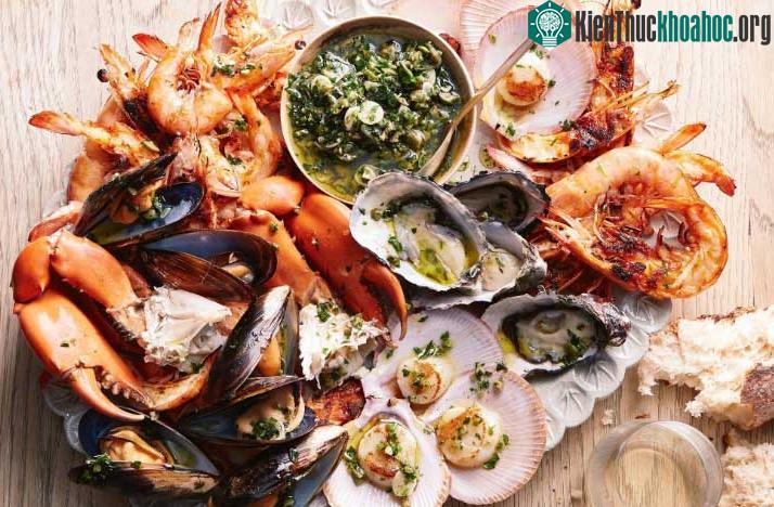 Các loại hải sản đã nấu chín cũng nên ăn sớm sau khi chế biến.