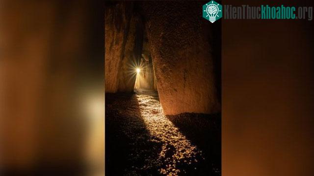 Bộ xương được tìm thấy trong một hốc đá ở cuối dãy mộ