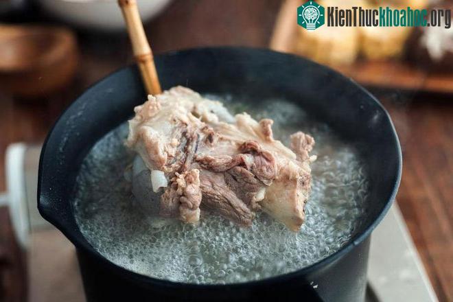 Thịt tươi có máu thừa