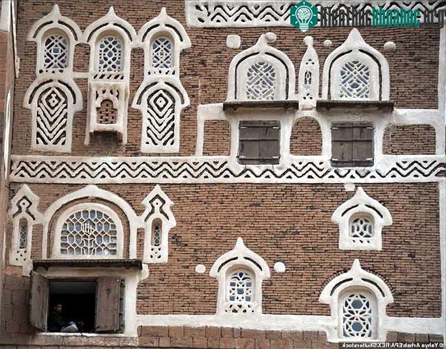 Dar Al Hajar được xây dựng như pháo đài, với các ụ súng để bảo vệ nơi này khỏi những kẻ tấn công