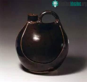 Bình men nâu giả da, cổ vật cấp 1 quốc gia.