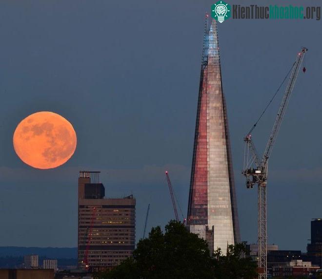 Ảnh chụp nguyệt thực nửa tối tại khu vực thành phố London (Anh).