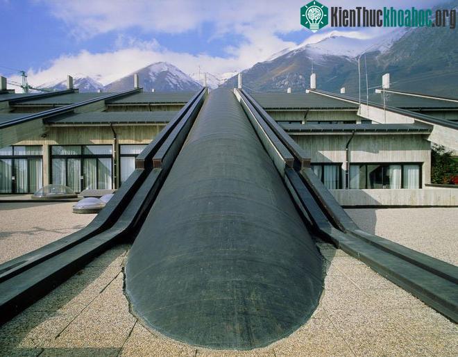 Phòng Thí nghiệm Gran Sasso là phòng thí nghiệm ngầm dưới đất lớn nhất thế giới, khi nó được đặt ở độ sâu 1,3km so với mặt đất.