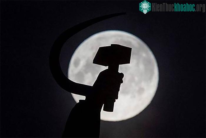 Mặt Trăng lấp ló phía sau kiến trúc "Công nhân và nữ nông trang viên" ở thủ đô Moskva của Nga.