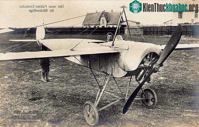 Fokker trên chiếc máy bay Eindecker.