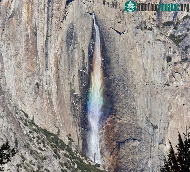 Cầu vồng thác nước hiếm gặp ở Công viên quốc gia Yosemite