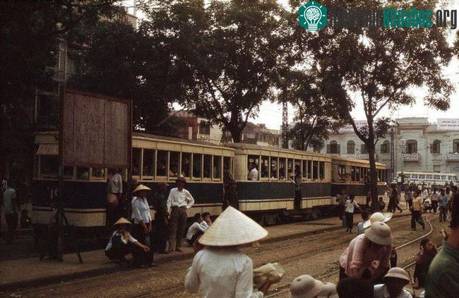 Người dân đứng đợi tàu điện