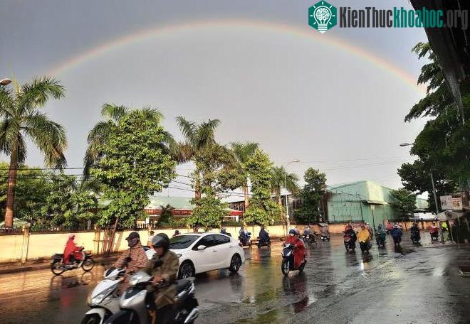 Sau khi xuất hiện quầng mặt trời, khu vực Đông Nam Bộ đổ mưa lớn và xuất hiện cầu vồng
