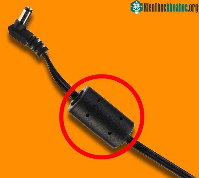 Thứ hình trụ này ở cuối bộ sạc laptop để làm gì?