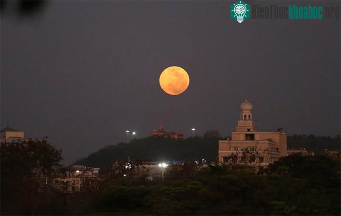 Trăng Hoa thắp sáng bầu trời Navi Mumbai ở bang Maharashtra, Ấn Độ