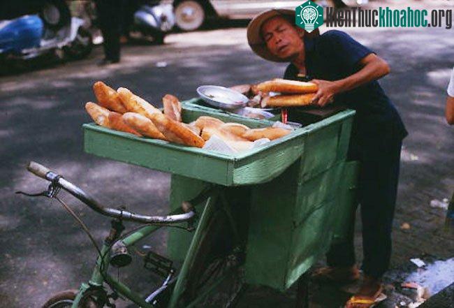 Một bức ảnh khác về ông Lý Toét ở góc đường Phan Thanh Giản (nay là Điện Biên Phủ)