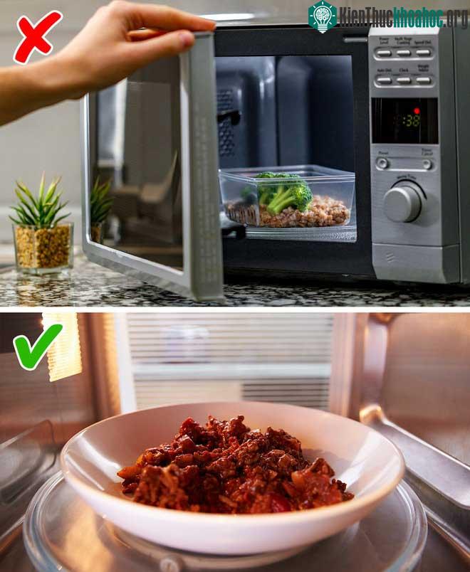 Hâm nóng thức ăn bằng hộp nhựa