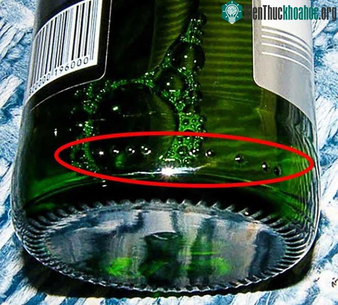 Những điểm tròn trên đáy chai có ý nghĩa gì?