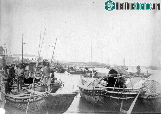 Những con thuyền làm bằng tre nứa trên sông.