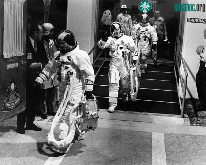 Vào ngày phóng, Hurley và Behnken được đưa vào khu phi hành đoàn ở Kennedy.