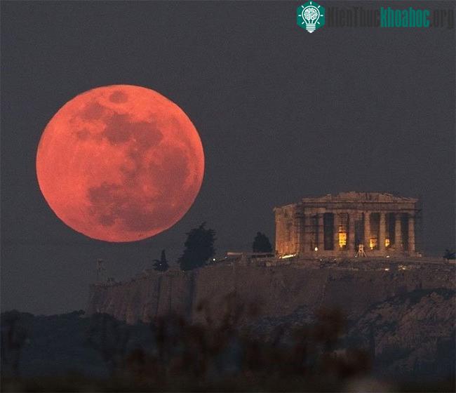 Siêu trăng máu&nbsp;mọc lên phía sau ngôi đền Parthenon vào năm 2018