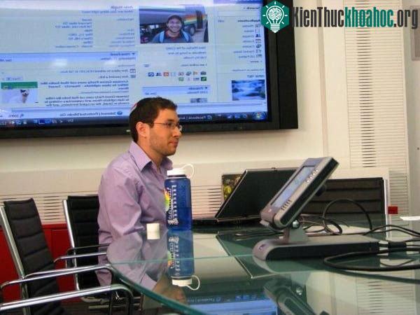 Người dùng Facebook đầu tiên là Mark Zuckerberg và số ID của anh là 4.