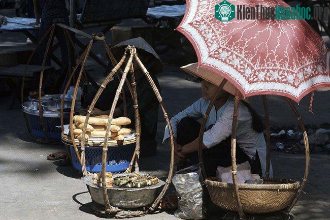 Gánh quà rong bán bánh mì thịt và bánh chuối nướng bọc cơm nếp ở Sài Gòn 1974.