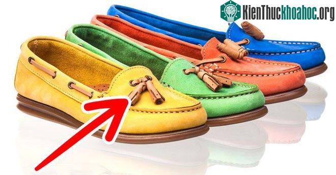Tại sao một số loại giày có tua?