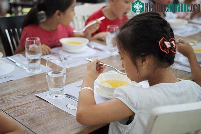 Sự hình thành và phát triển của đứa trẻ có liên quan mật thiết với phụ huynh và giáo viên.