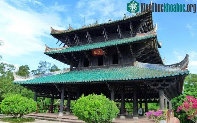 Ngôi đình bằng gỗ không dùng đinh, hiên ngang trụ vững suốt nhiều thế kỷ.